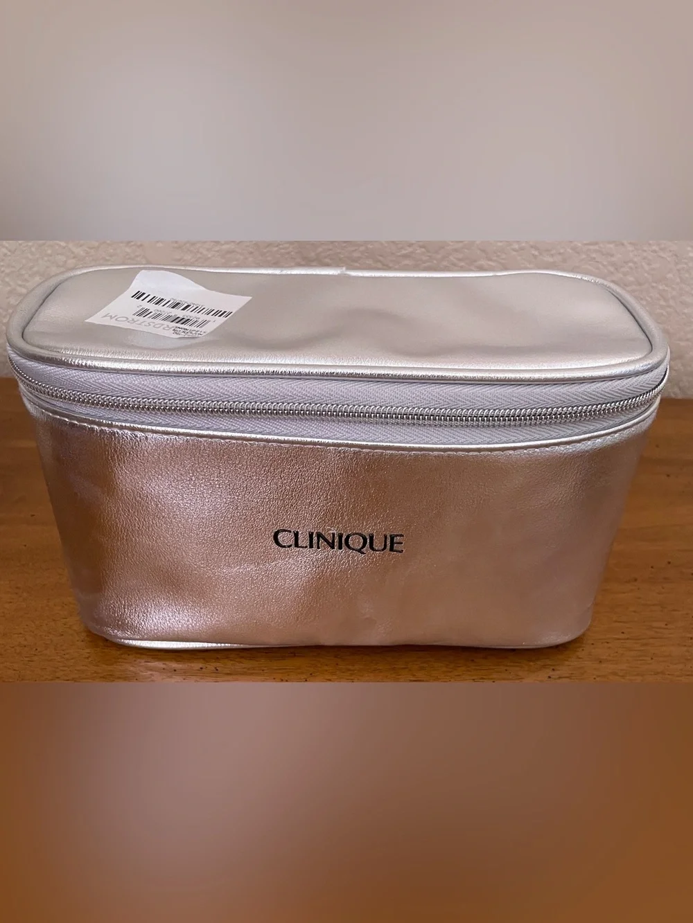Clinique 4-Piece Lot: Dramatically Different Lotion, 7 Day Scrub, Lip Gloss, Bag
